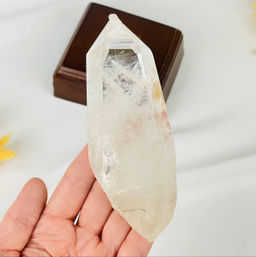 Кристалл из Горного хрусталя на подставке