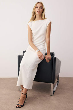 Ekru Dokulu Kumas Fitted/Vucuda Oturan Ay Kol Esnek Orme Midi Kalem Elbise TWOSS24EL00103