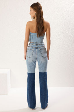 TRENDYOLMILLA Mavi Renk Bloklu Pacas? Kesikli Yuksek Bel Comfort Flare Jeans TWOSS25JE00023