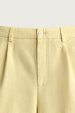 BERMUDA PLIEGUES REGULAR FIT / Amarillo claro