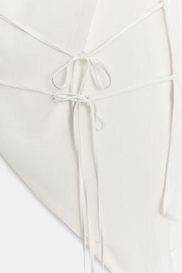 TOP SATINADO HALTER ASIM?TRICO / Blanco roto