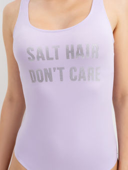 Слитный купальник на расширенных бретелях в лавандовом цвете лаванда +печать 762201-1 - Mark formelle фото 3