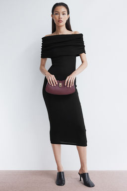 Vestido off-the-shoulder