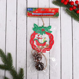 Ёлочная игрушка Рождественский венок с шишками снеговик в санках 1023 см - Зимнее волшебство фото 2