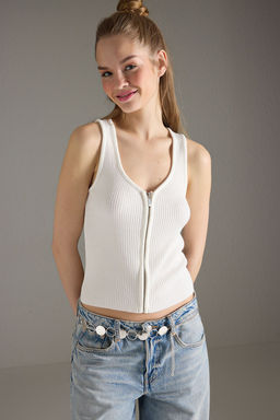 Trendyolmilla Ekru Crop Kare Yaka Fermuarl? Triko Ince Bluz TWOSS25BZ00295