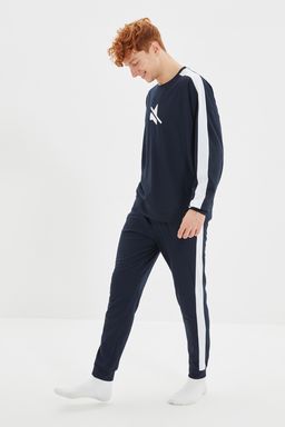 TRENDYOL MAN Lacivert Regular Fit Bask?l? Serit Detayl? Orme Pijama Tak?m? THMAW21PT0681