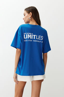 TRENDYOLMILLA Saks %100 Pamuk S?rt ve On Slogan Bask?l? Oversize/Genis Kesim Orme T-Shirt TWOSS24TS00186 фото 6