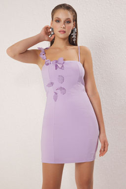 TRENDYOLMILLA Beyaz Vucuda Oturan Cicek Aplike Detayl? Dokuma K?sa S?k Elbise TPRSS25EL00241