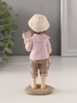 Фигурка полистоун «Мальчишка с корзиной цветов и букетом», коричнево-сиреневый, 5.5×4×12 см