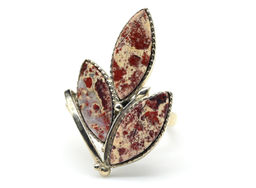 Кольцо яшма крапчатая три листика 20*33мм., размер 18