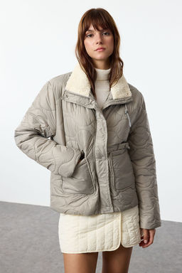 TRENDYOLMILLA Gri Regular Kal?p Dik Yaka Kapitone Mont TWOAW25MO00175