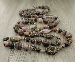 Родонит (Россия), разноразмерные круглые с плоскими овалами 18х25мм, бусы "Стихия", длина бус 128см