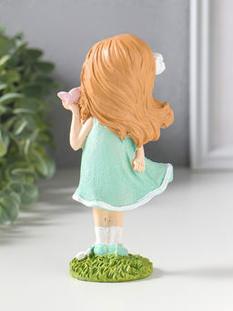 Фигурка полистоун «Малышка в зелёном платье с цветами, с бабочкой на ладоне», 7.5×5×15.5 см