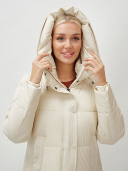Пальто утепленное стеганное зимнее с капюшоном женское бежевого цвета 9601B - Holdluck фото 8