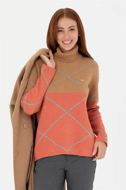 Женский свитер с высоким воротником песочного цвета Неожиданная скидка в корзине