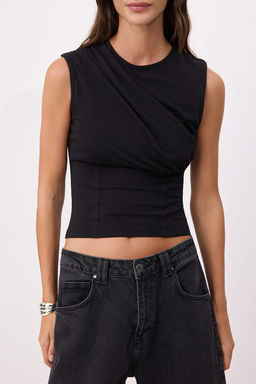 Siyah Duz Fitted Bisiklet Yaka Kolsuz Yumusak Orme Bluz TWOSS26BZ00635