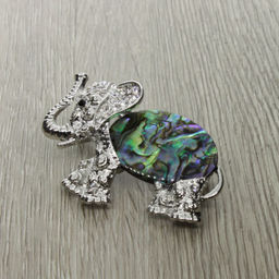 Брошь "Слон" со вставкой из гелиотиса и ювелирного сплава