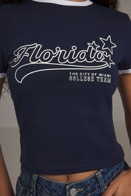 TRENDYOLMILLA Lacivert Renk Bloklu Slogan Bask?l? Crop Fitted/Vucuda Oturan Orme T-Shirt TWOSS25TS00035 фото 3