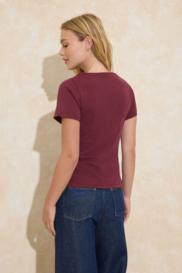 Bordo Relaxed/Rahat Kal?p Kay?k Yaka K?sa Kollu %100 Pamuk Orme T-Shirt TWOSS26TS00004