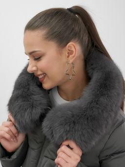 Пальто зимнее утепленное с мехом и капюшоном тренд темно-зеленого цвета 7630TZ - Visdeer фото 8