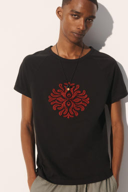 CAMISETA RELAXED FIT BORDADO CORAL / Negro