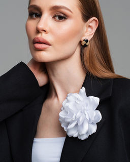 Объемная брошь из органзы