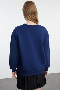 TRENDYOLMILLA Lacivert Relaxed/Rahat Kal?p Nak?sl? Kal?n Orme Sweatshirt TWOAW25SW00050  фото 10