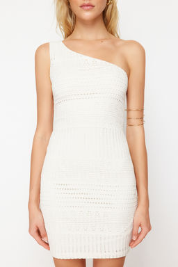 TRENDYOLMILLA Ekru Triko Gorunumlu Bodycone/Vucuda Oturan Tek Kol Mini Esnek Orme Kalem Elbise TWOSS24EL00572 фото 2