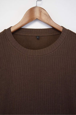 Kahverengi Dusuk Omuz Regular Fit Dokulu T-Shirt TMNSS26TS00005
