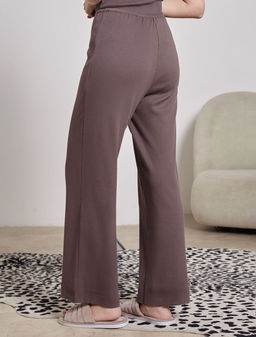 Прямые брюки с поясом на резинке из фактурного трикотажа в рубчик - Vilatte фото 3