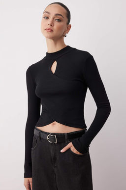 Siyah Cut Out Detayl? Dik Yaka Vucuda Oturan Fitilli Esnek Crop Orme Bluz TWOAW26BZ00062