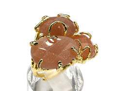 Кольцо с солнечным камнем из ювелирного сплава Радуга камня