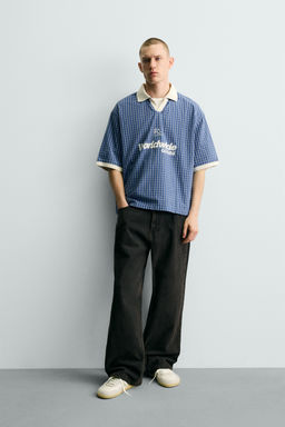 CAMISA POLO CROPPED FIT TEXTO ESTAMPADO / Azul / Blanco