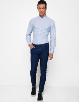 Синяя зауженная рубашка с длинным рукавом