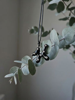 Кулон на шнурке