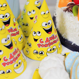 УЦЕНКА Одноразовая посуда «С днём рождения», смайлики: 6 тарелок, 6 стаканов, 6 колпаков, 1 гирлянда