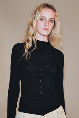 CAMISETA CUELLO ALTO BOTONES / Negro