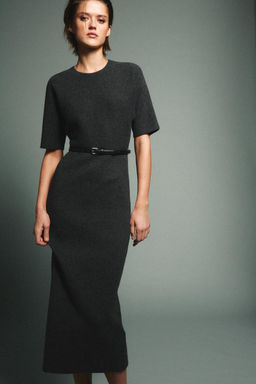VESTIDO MIDI CINTUR?N / Gris