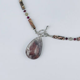 Колье из леопардовой Яшмы, Лабрадора, Граната и Лодолита