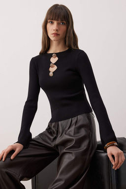 Siyah Aksesuar ve Cut Out/Pencere Detayl? Triko Kazak TWOAW26KZ00255