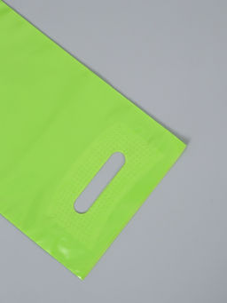 Цена за 50 шт. Пакет полиэтиленовый с вырубной ручкой, Салатовый 20-30 См, 70 мкм