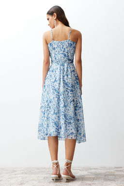 TRENDYOLMILLA Mavi Animal Desenli Etegi Volanl? Sifon Astarl? Midi Dokuma Elbise TWOSS24EL00536 фото 11