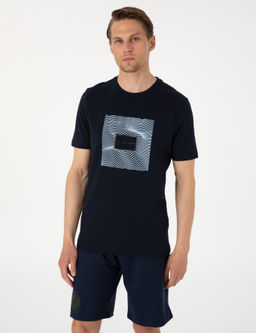 Lacivert Regular Fit Is_ya Duyarl_ Renk De_i_tiren Bask_ _er_eveli Ti__rt