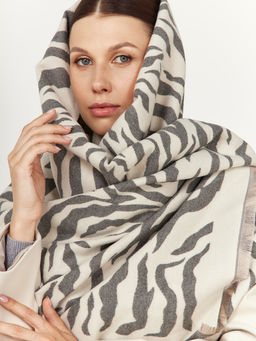 в составе ШЕРСТЬ и КАШЕМИР Большой, мягкий, теплый двусторонний палантин.