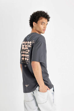 Футболка Comfort Fit с круглым вырезом и короткими рукавами с принтом на спине