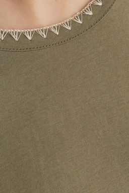 Haki %100 Pamuk Kontrast Dikis Detayl? Basic Bisiklet Yaka Orme T-Shirt TWOSS19AD0085