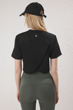 TRENDYOLMILLA Siyah Dalg?c/Scuba Kumas Kruvaze S?rt Detayl? Crop Spor Orme T-Shirt THMSS25TS00006  фото 4