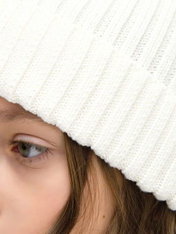 Молочная вязаная шапка