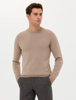 Базовый трикотажный свитер светло-коричневого цвета с круглым вырезом приталенного кроя