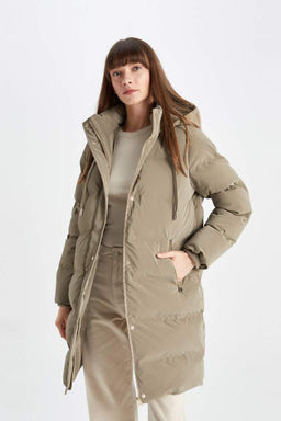 Водоотталкивающая длинная парка-пуховик с капюшоном и карманами на молнии